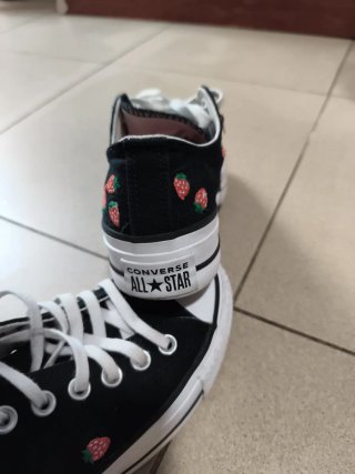 Converse negras con fresas