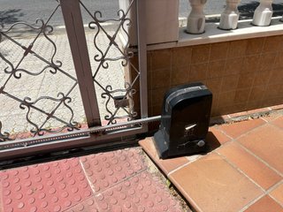 Puerta hierro exterior con motor