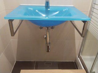 Mueble de baño con lavabo azul
