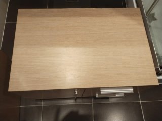 Mueble de baño con lavabo azul