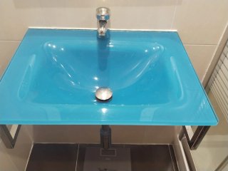 Mueble de baño con lavabo azul