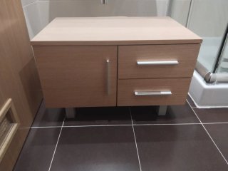 Mueble de baño con lavabo azul