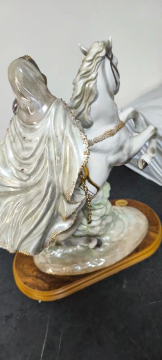 Figura de porcelana Laia mujer a caballo