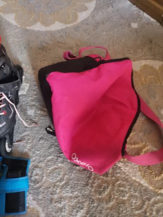 Conjunto patines, casco y protecciones