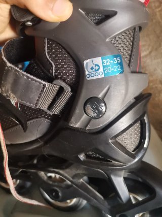 Conjunto patines, casco y protecciones