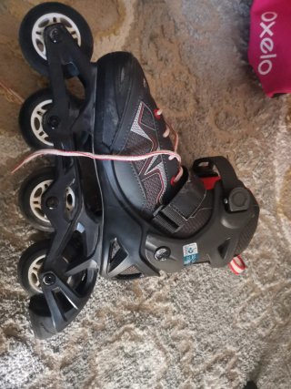 Conjunto patines, casco y protecciones