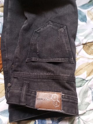 Pantalón vaquero negro + Camiseta Balenciaga