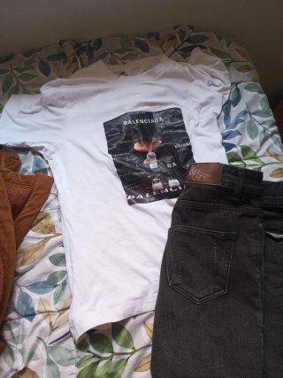 Pantalón vaquero negro + Camiseta Balenciaga