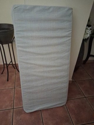 Cuna de bebé blanca con ruedas