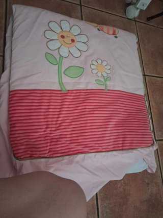 Cuna de bebé blanca con ruedas