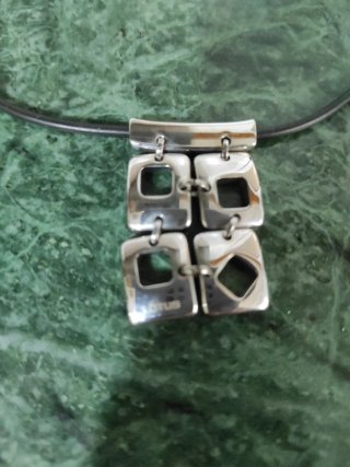 Colgante Lotus Plata y Caucho