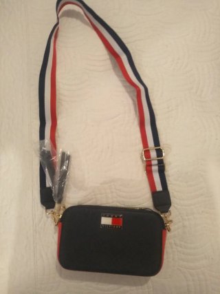 Bolsito Tommy Hilfiger Negro y Rojo