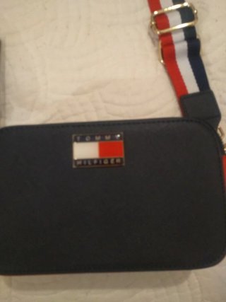 Bolsito Tommy Hilfiger Negro y Rojo