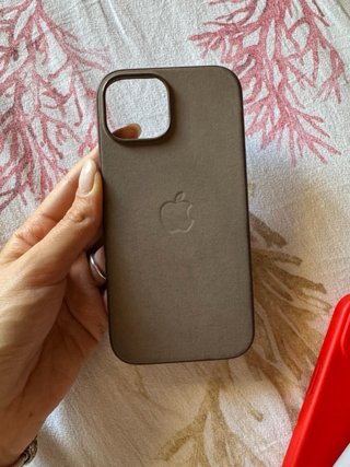 iPhone 15 con accessori