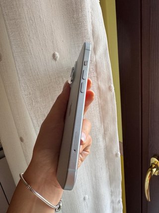 iPhone 15 con accessori