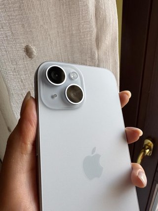 iPhone 15 con accessori
