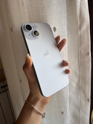 iPhone 15 con accessori