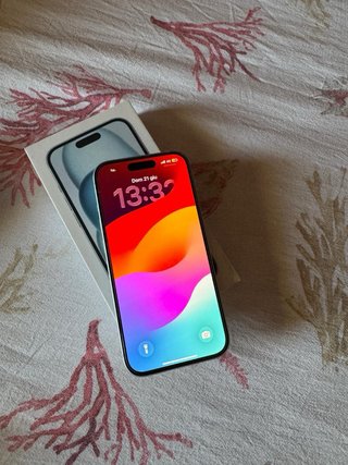 iPhone 15 con accessori