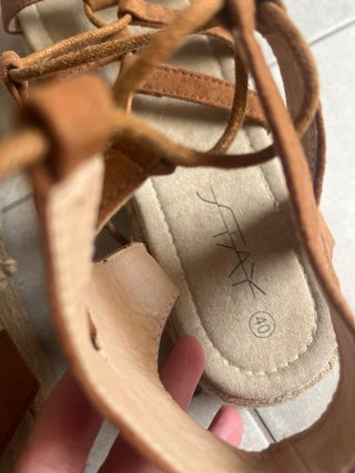 Sandalias gladiador con cordones y flecos
