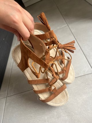 Sandalias gladiador con cordones y flecos