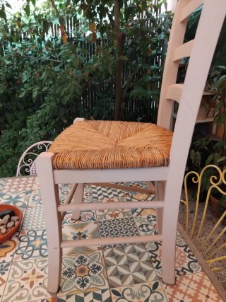 Silla de madera y enea color rosa pálido