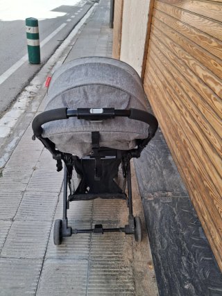 Carro de bebé gris y negro