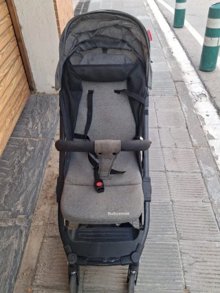 Carro de bebé gris y negro