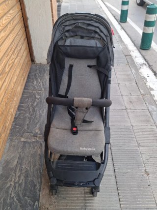 Carro de bebé gris y negro