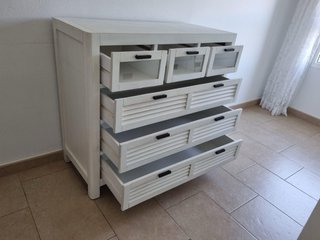 Cómoda de madera y cristal