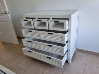 Cómoda de madera y cristal