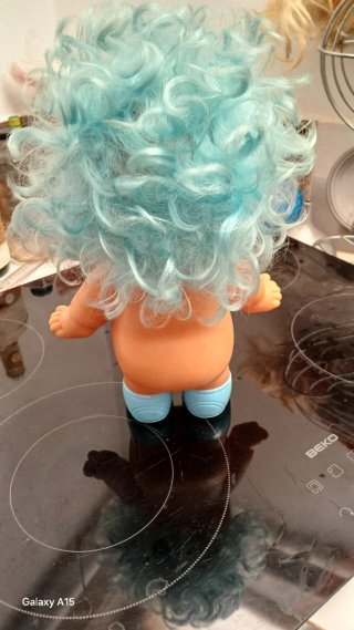 Muñeca con pelo azul y botas