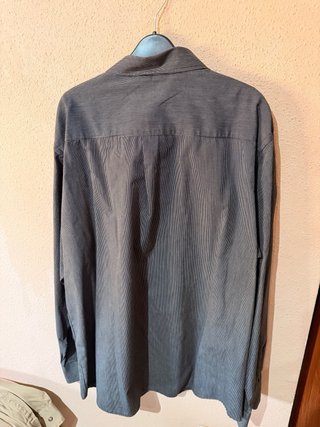 Camisa de vestir negra con rayas blancas