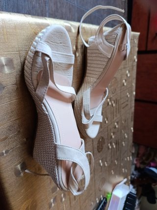 Sandalias cuña beige
