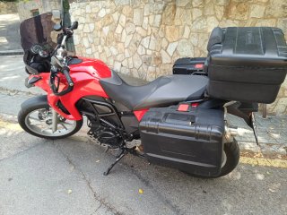BMW Moto Adventure Roja con Extras.