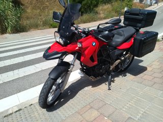 BMW Moto Adventure Roja con Extras.