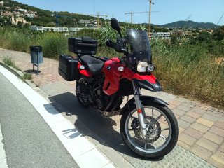 BMW Moto Adventure Roja con Extras.