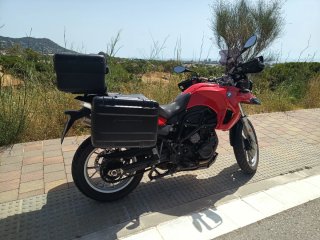 BMW Moto Adventure Roja con Extras.