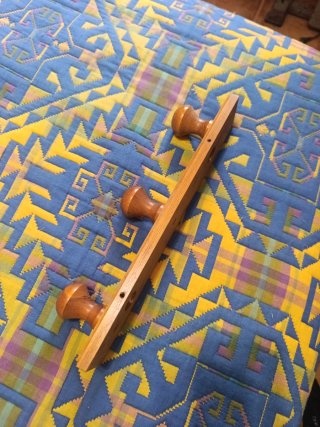 Perchero de madera con 3 pomos