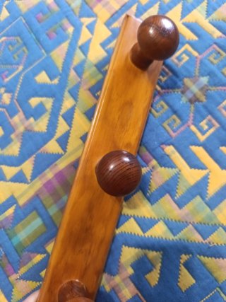 Perchero de madera con 3 pomos