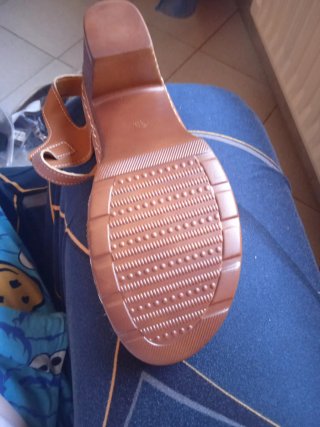 Sandalo donna marrone con tacco