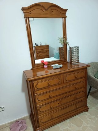 Dormitorio de madera estilo clásico