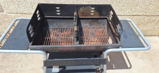 Barbacoa de carbón negra y plateada