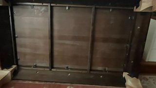 Mesa de salón de madera estilo japonés.
