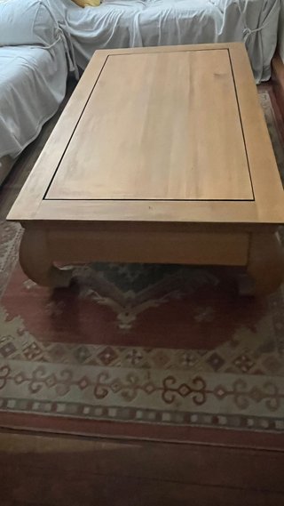 Mesa de salón de madera estilo japonés.