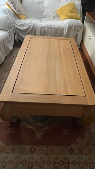 Mesa de salón de madera estilo japonés.