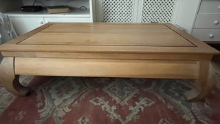 Mesa de salón de madera estilo japonés.