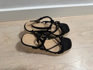 Sandalias de cuña negras con cordones