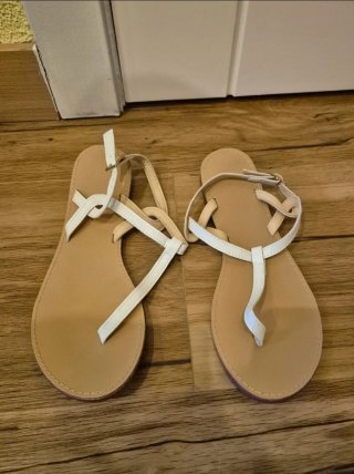 Sandalias planas beige y blancas
