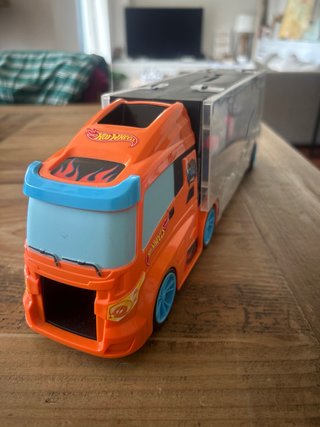 Camión Hot Wheels con 14 coches