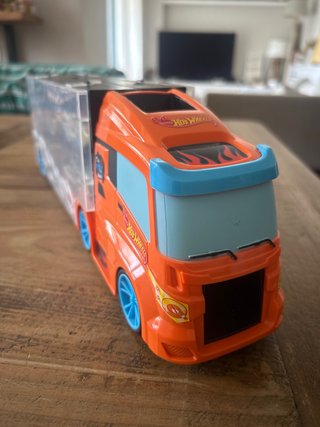 Camión Hot Wheels con 14 coches